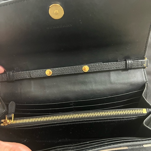 This Burberry Henley Coca Check
Derby Leather Convertible Chain bag - Picture 7 of 14